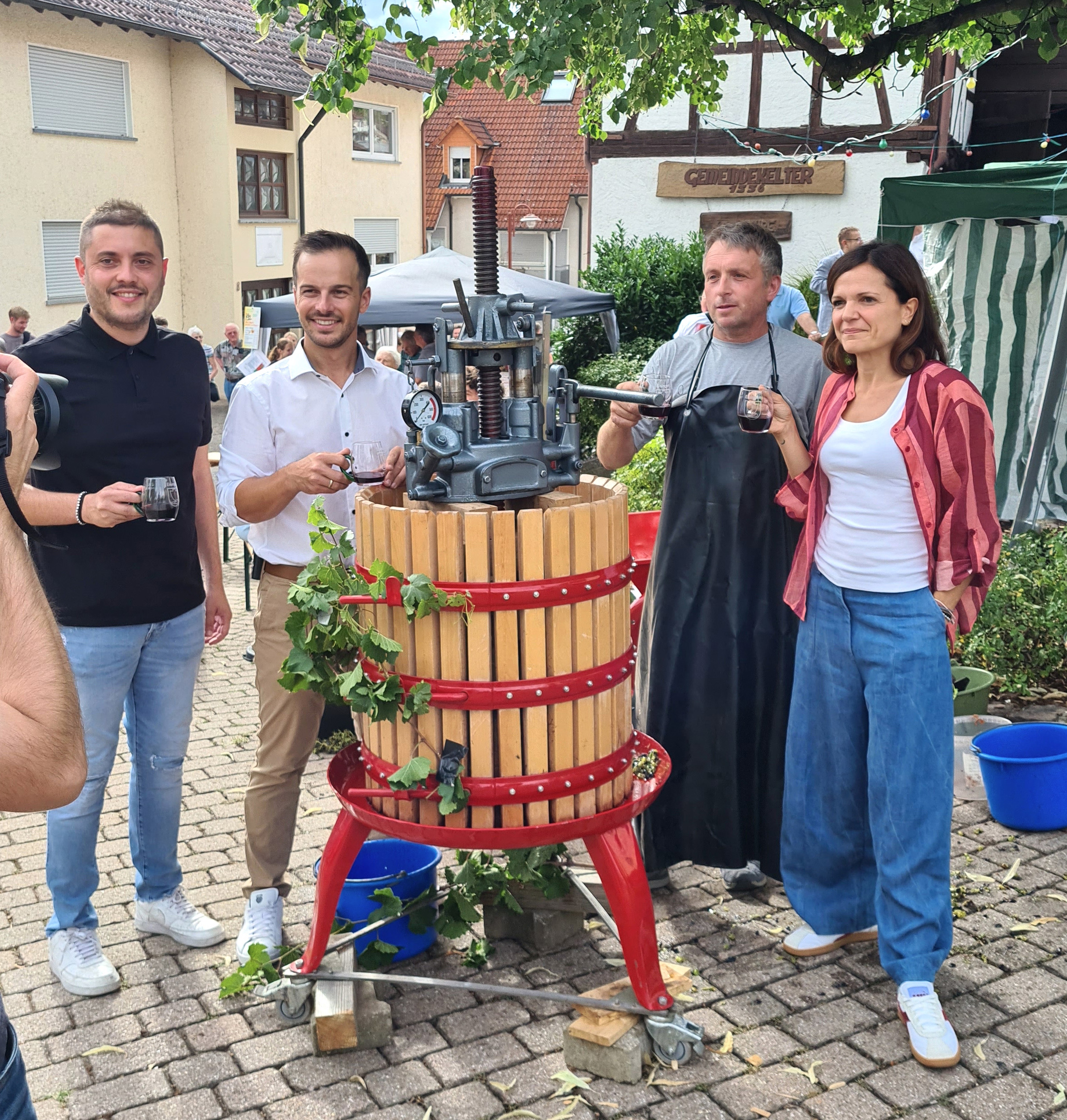 1 weinpresse uli bgm gaeste